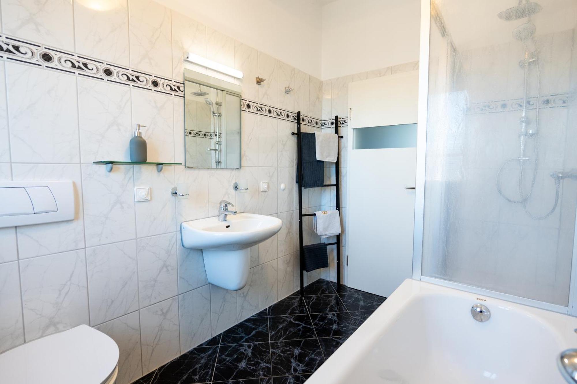 Doppelhaus- Villa Leipzig Schleussig , Moderner Altbau Apartment Dachetage Mit 2 Schlafzimmern Und Separatem Zusatzzimmer , Parkplatz - Balkon - Kamin - Eicheparkett - Arbeitsplatz Ngoại thất bức ảnh