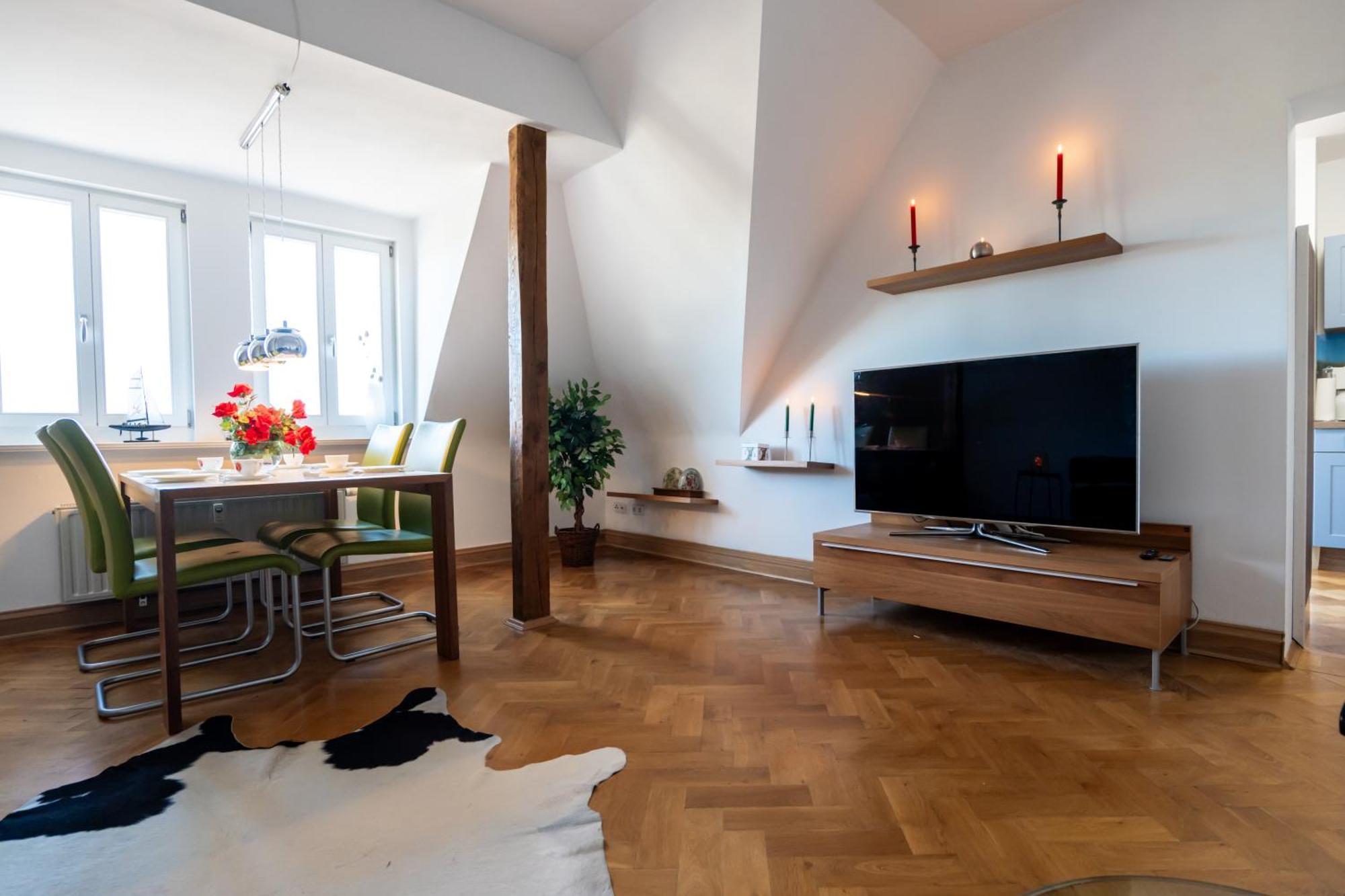 Doppelhaus- Villa Leipzig Schleussig , Moderner Altbau Apartment Dachetage Mit 2 Schlafzimmern Und Separatem Zusatzzimmer , Parkplatz - Balkon - Kamin - Eicheparkett - Arbeitsplatz Ngoại thất bức ảnh