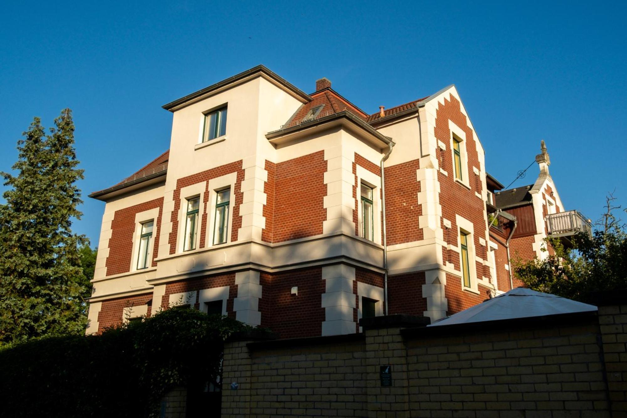 Doppelhaus- Villa Leipzig Schleussig , Moderner Altbau Apartment Dachetage Mit 2 Schlafzimmern Und Separatem Zusatzzimmer , Parkplatz - Balkon - Kamin - Eicheparkett - Arbeitsplatz Ngoại thất bức ảnh